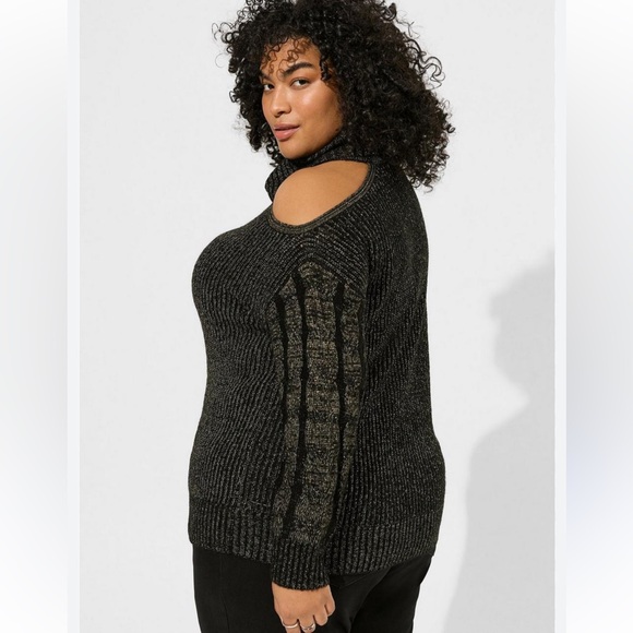 NWT Torrid Lurex Cable Pullover Cold Shoulder Turtle Neck Black Size 1 (14-16) - Picture 2 of 16